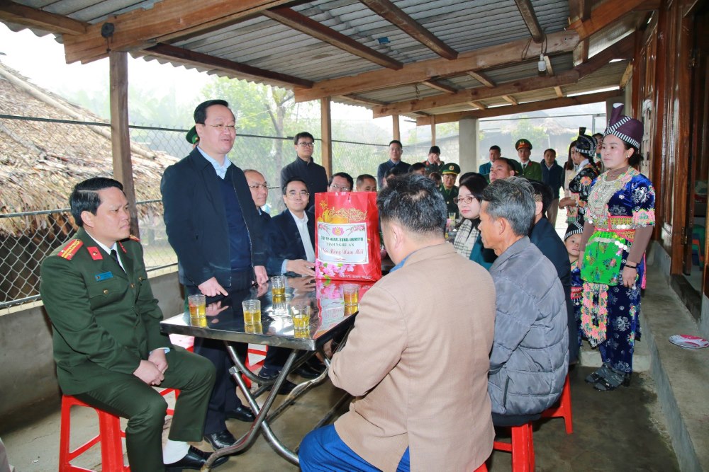 Đoàn công tác UBND tỉnh thăm, tặng quà Tết đồng bào, chiến sĩ huyện biên giới Kỳ Sơn