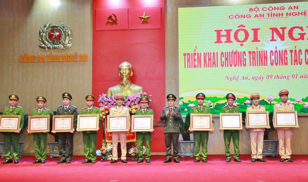 Thừa ủy quyền, đồng chí Đại tá Bùi Quang Thanh, Giám đốc Công an tỉnh trao Bằng khen của Thủ tướng cho 21 cá nhân có thành tích xuất sắc trong công tác, chiến đấu