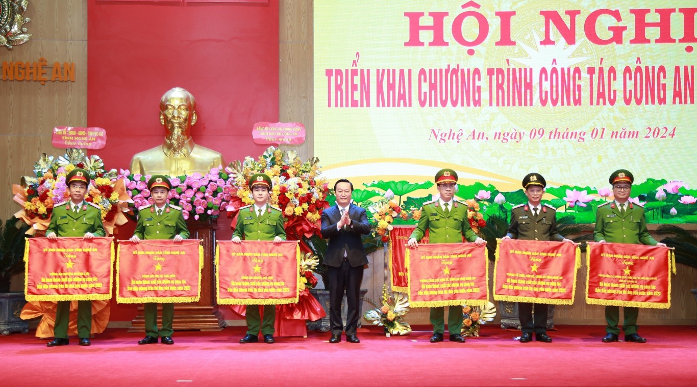 Đồng chí Nguyễn Đức Trung, Phó Bí thư Tỉnh ủy, Chủ tịch UBND tỉnh trao Cờ thi đua của UBND tỉnh cho 06 tập thể