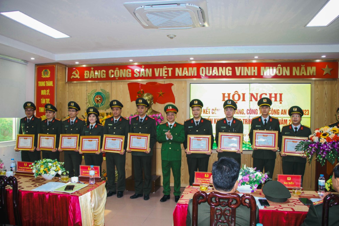 Đồng chí Đại tá Trần Ngọc Tuấn – Phó Giám đốc Công an Nghệ An  trao thưởng các tập thể, cá nhân Phòng Tham mưu có thành tích xuất sắc trong năm 2023