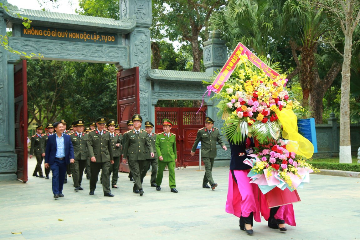 Đoàn đại biểu cũng đã dâng hương, dâng hoa tại Khu di tích Kim Liên