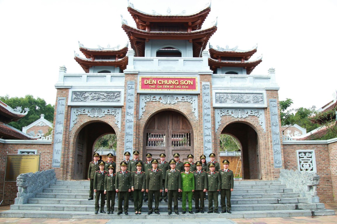 , Đoàn đại biểu  dâng hương, dâng hoa tại Khu Di tích lịch sử Quốc gia Truông Bồn và Đền Chung Sơn.