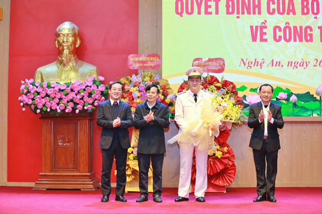 Các đồng chí lãnh đạo Thành ủy, UBND thành phố Vinh chúc mừng đồng chí Thượng tá Nguyễn Đức Cường
