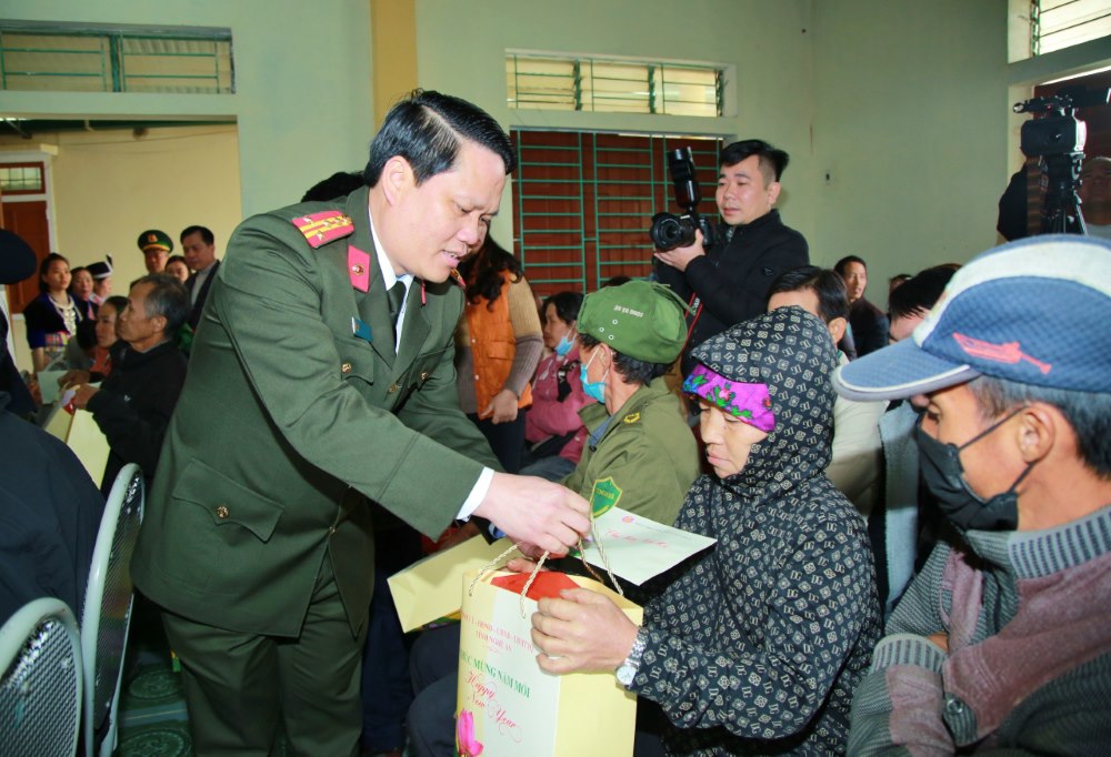 Đồng chí Đại tá Bùi Quang Thanh, Giám đốc Công an tỉnh tặng quà các hộ gia đình chính sách, hộ nghèo trên địa bàn xã Nậm Càn