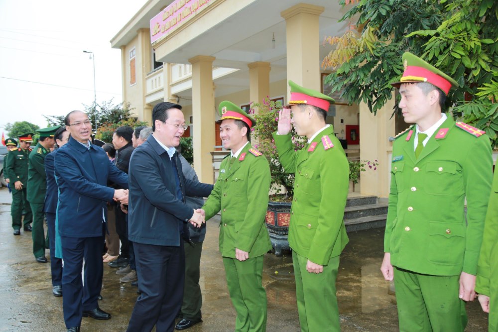 Chủ tịch UBND tỉnh Nguyễn Đức Trung thăm đồng bào, chiến sĩ xã Nậm Càn và xã Na Ngoi,  huyện Kỳ Sơn