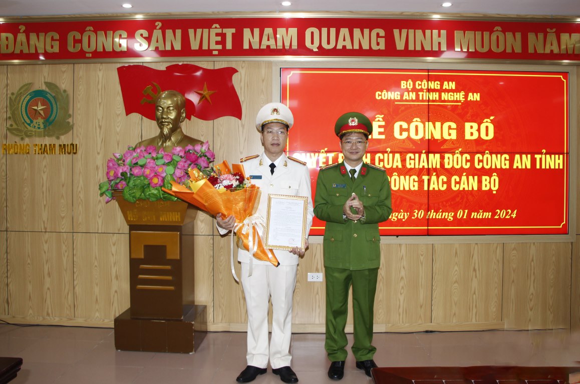 Đại tá Trần Ngọc Tuấn - Phó Giám đốc Công an Nghệ An trao quyết định bố trí đồng chí Trung tá Nguyễn Tiến Dương giữ chức vụ Phó Trưởng phòng Tham mưu Công an Nghệ An.
