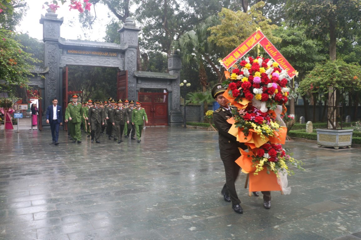 Công an Nghệ An dâng hoa, dâng hương tưởng niệm Chủ tịch Hồ Chí Minh