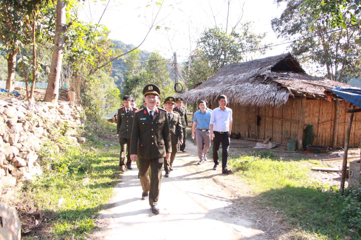 Đồng chí Đại tá Lê Văn Thái, cùng đoàn công tác di chuyển vào tận từng nhà để trao quà tết tặng bà con. 