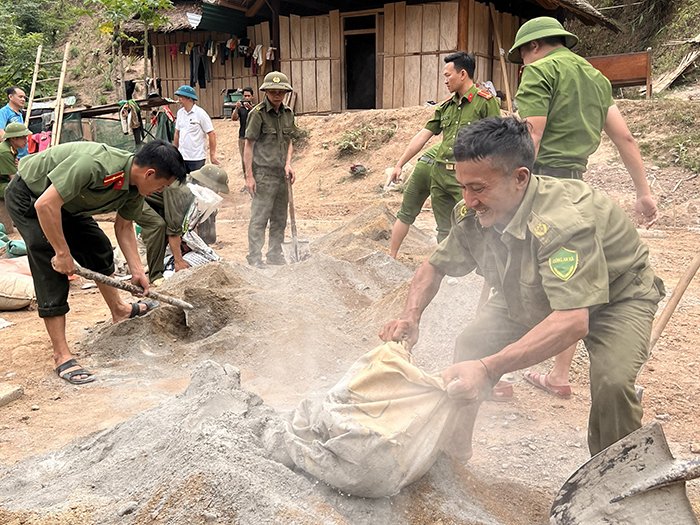 Trong Đề án xây dựng nhà ở cho người nghèo, người có khó khăn về nhà ở tại 6 huyện miền núi tỉnh Nghệ An, lực lượng Công an xã bán chuyên trách góp phần không nhỏ “cõng” vật liệu lên núi, “tốc lực” hoàn thành 3.553 ngôi nhà 