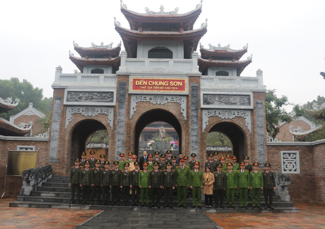 Đoàn đại biểu dâng hoa, dâng hương tại Đền Chung Sơn