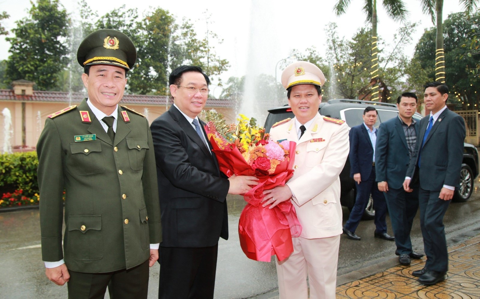 Đồng chí Đại tá Bùi Quang Thanh – Giám đốc Công an tỉnh tặng hoa, chào mừng Chủ tịch Quốc hội Vương Đình Huệ và đoàn công tác thăm và chúc Tết Công an tỉnh Nghệ An