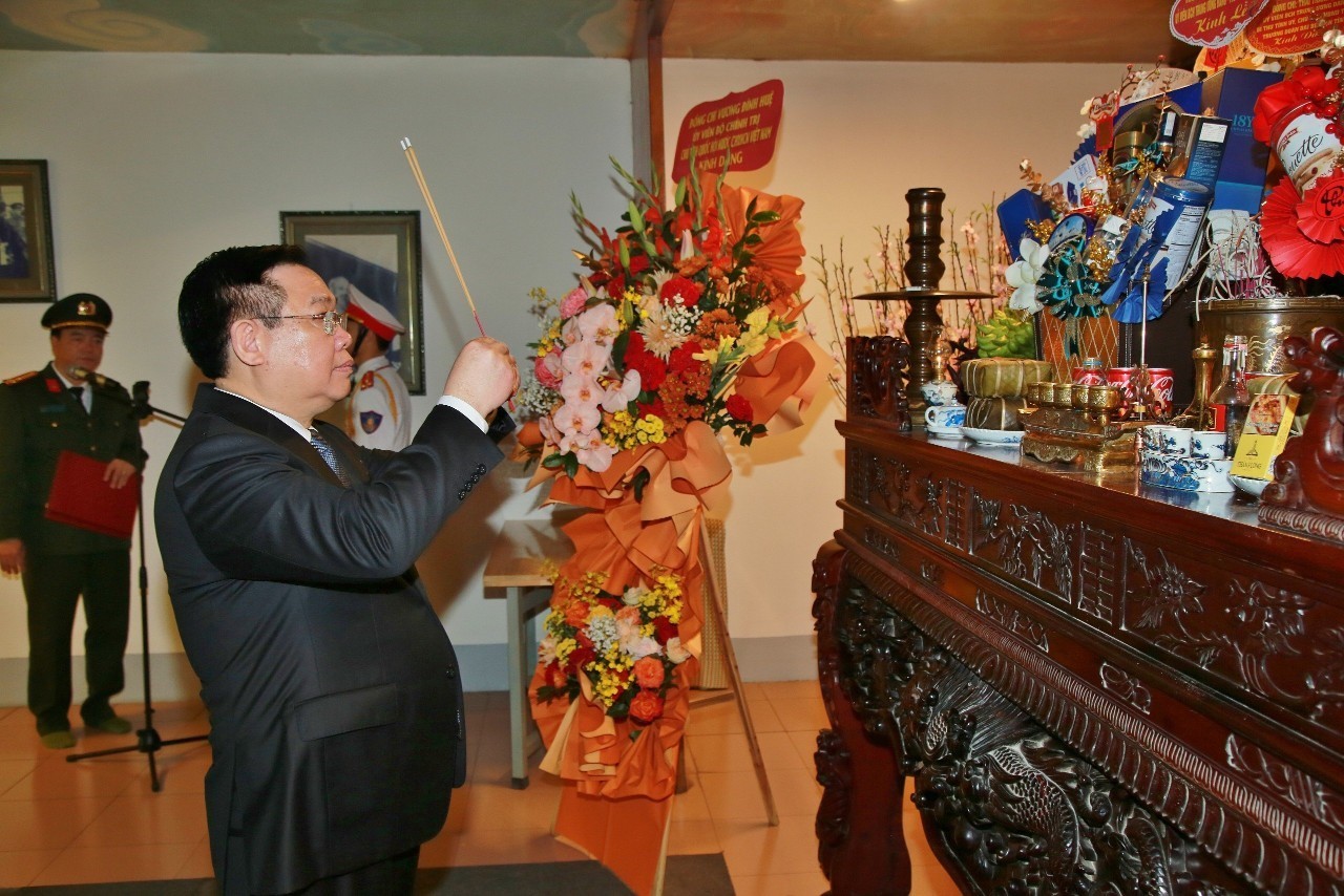 Chủ tịch Quốc hội Vương Đình Huệ dâng hoa, dâng hương Chủ tịch Hồ Chí Minh