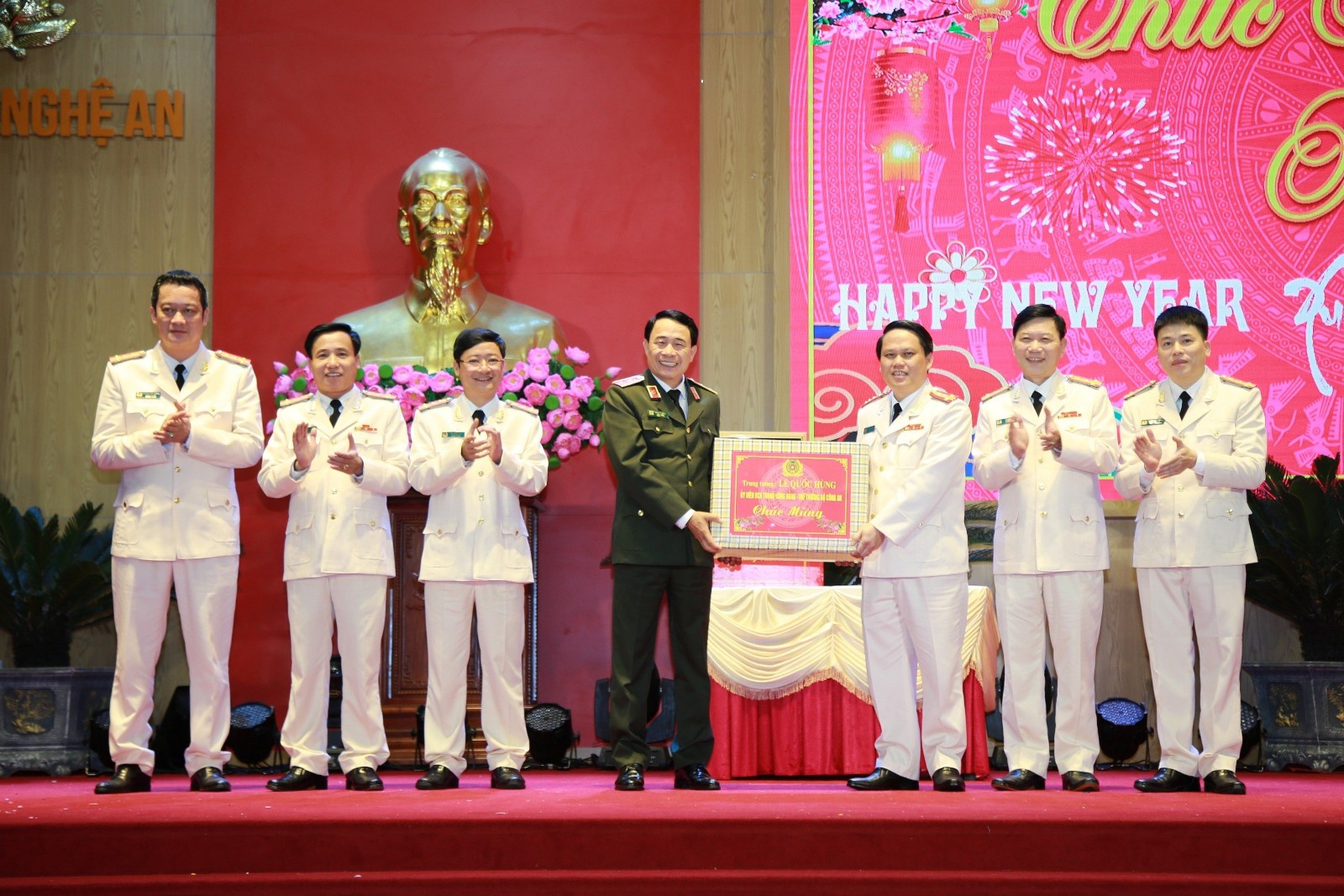 Trung tướng Lê Quốc Hùng, Thứ trưởng Bộ Công an trao quà tặng Công an Nghệ An