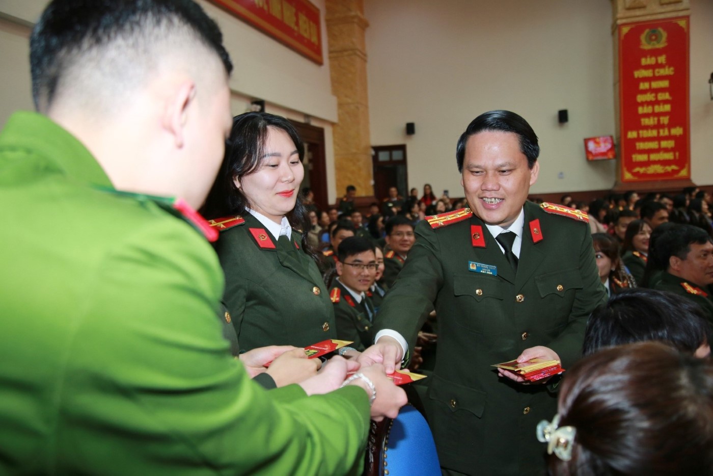 Đồng chí Đại tá Bùi Quang Thanh, Giám đốc Công an tỉnh mừng tuổi cán bộ, chiến sĩ thực hiện nhiệm vụ thường trực chiến đấu bảo đảm an ninh trật tự (ANTT) trong dịp Tết Nguyên đán