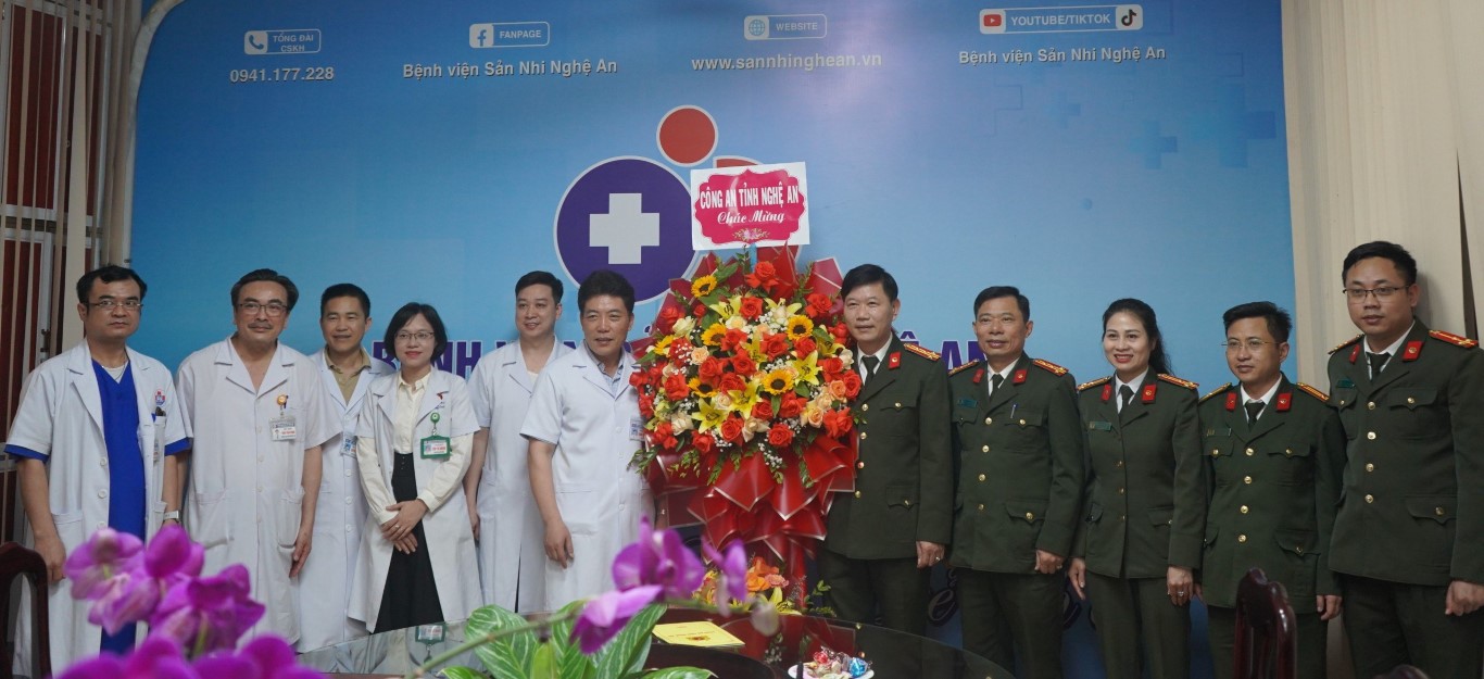 Đồng chí Đại tá Lê Văn Thái - Phó Giám đốc Công an tỉnh chúc mừng Bệnh viện Sản Nhi Nghệ An