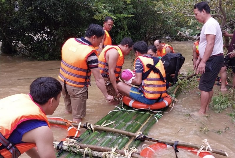 Công an xã Yên Thắng kết bè vượt sông đưa cháu bé bạo bệnh đi cấp cứu trong mưa lũ.