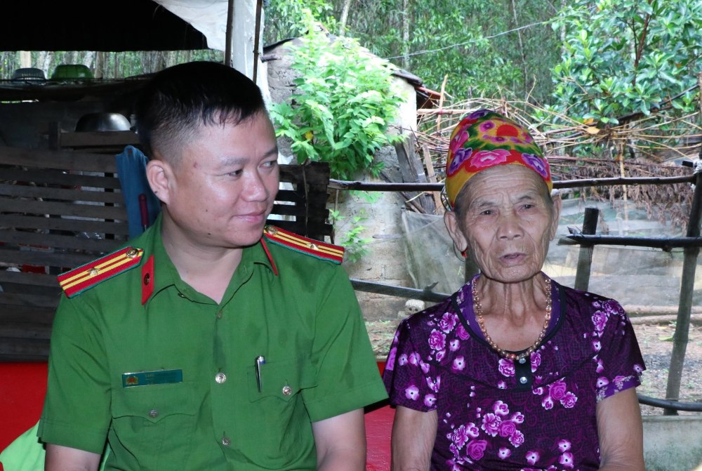 Thiếu tá Đặng Thanh Hòa - Trưởng Công an xã Lăng Thành, Yên Thành (Nghệ An) được người dân nhận làm con nuôi.
