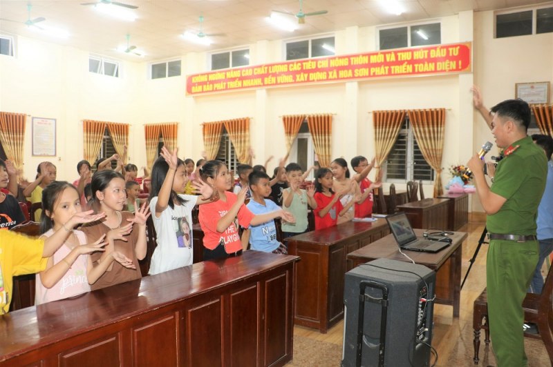   Lớp học tiếng anh miễn phí của Thượng úy Đường Minh Thông – Phó trưởng Công an xã Hoa Sơn, huyện Anh Sơn (Nghệ An).