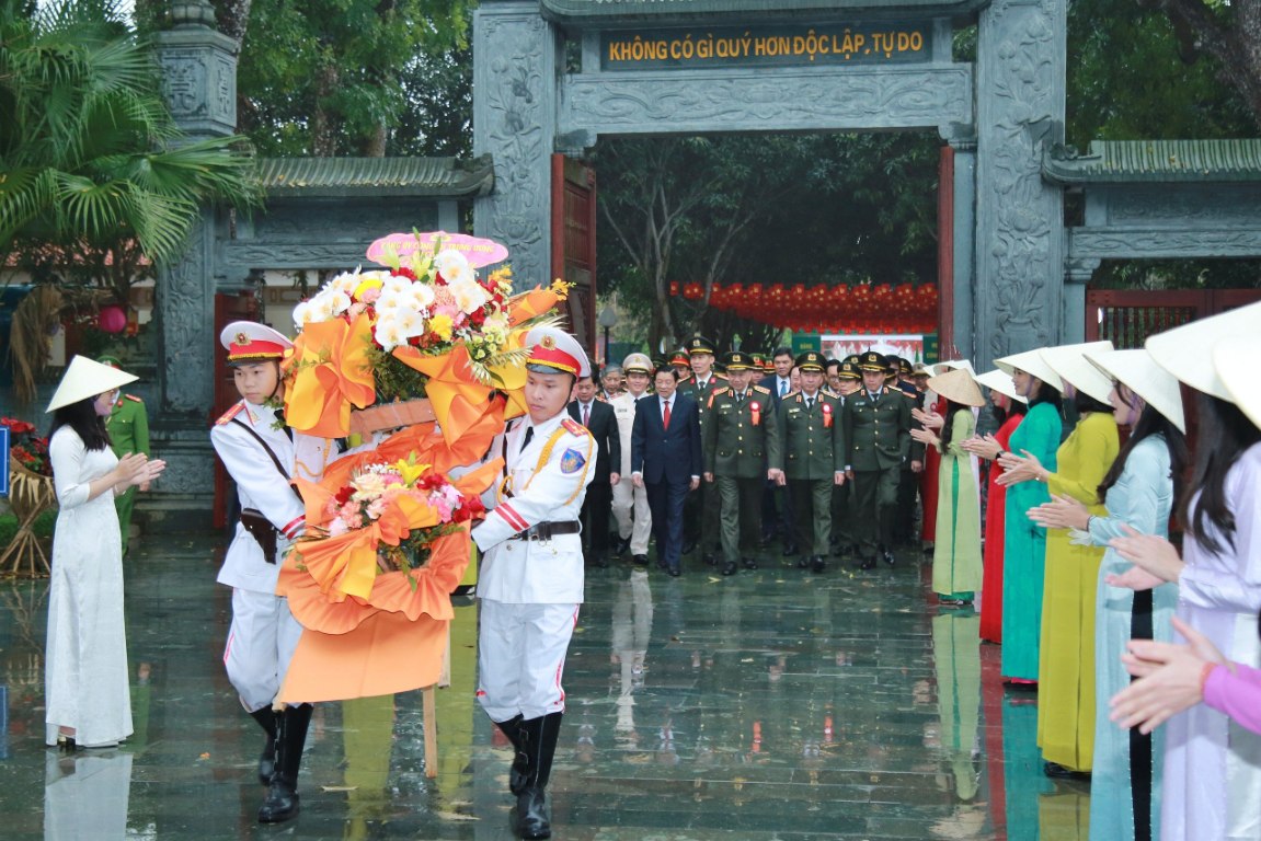 Đoàn đại biểu Đảng ủy Công an Trung ương, Bộ Công an dâng hương tưởng niệm Chủ tịch Hồ Chí Minh