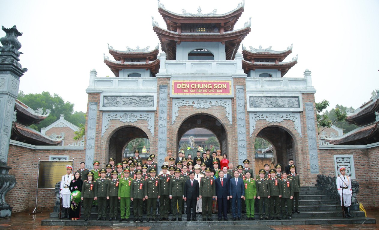 Các đại biểu chụp ảnh lưu niệm tại Đền Chung Sơn