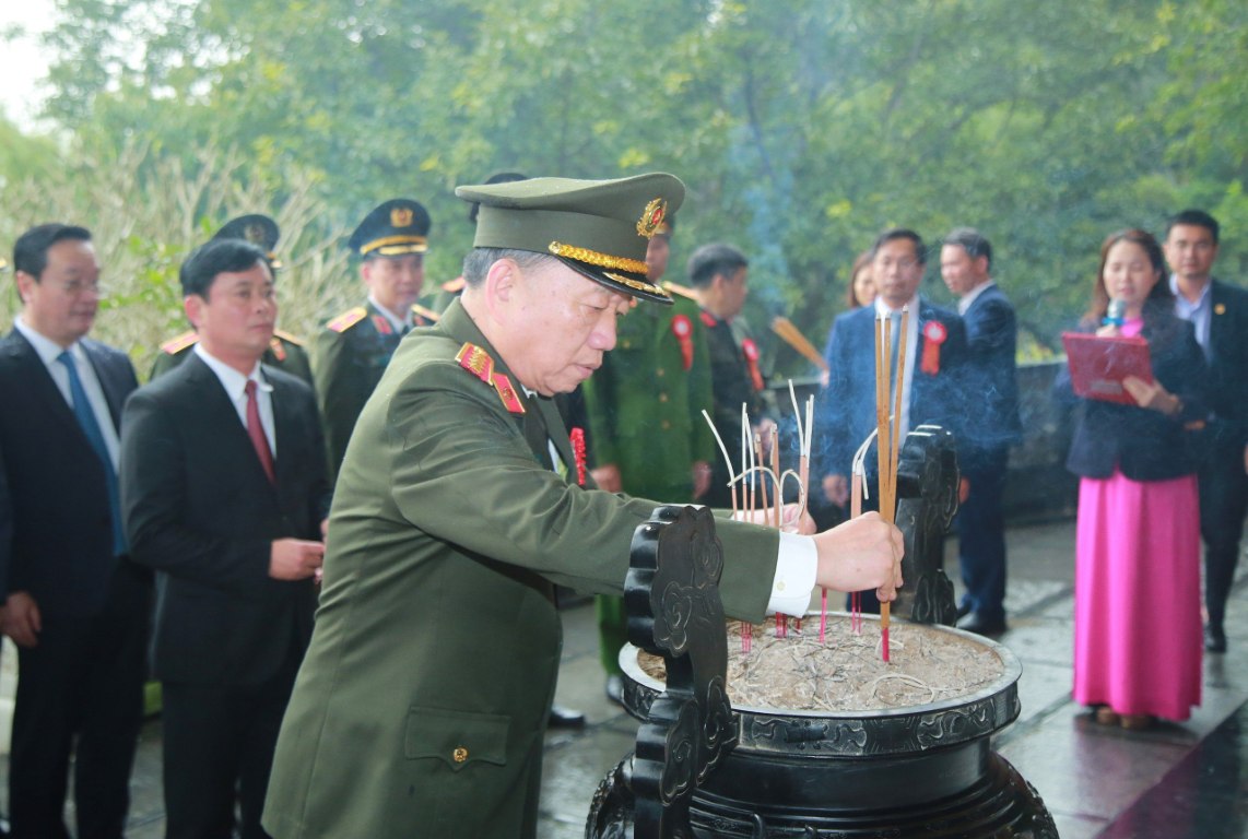 Đồng chí Đại tướng Tô Lâm dâng hương tại mộ Bà Hoàng Thị Loan - thân mẫu Chủ tịch Hồ Chí Minh