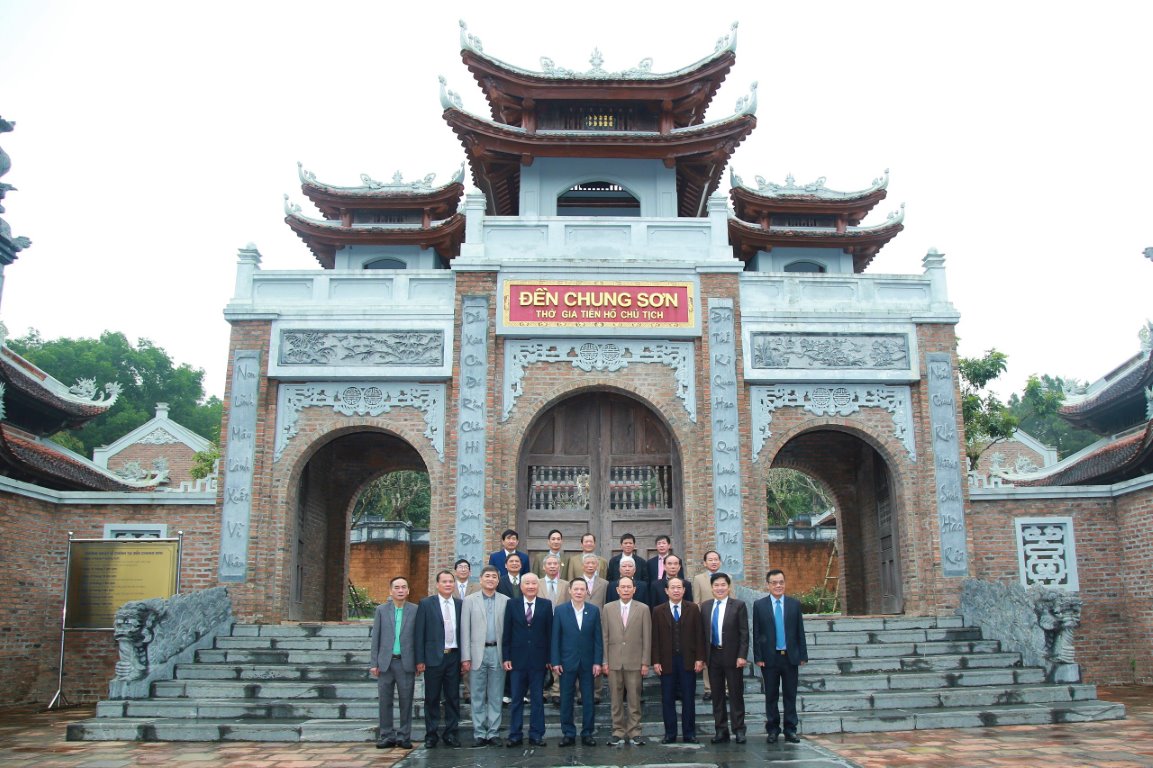 Đoàn đại biểu dâng hương và chụp ảnh lưu niệm tại đền Chung Sơn