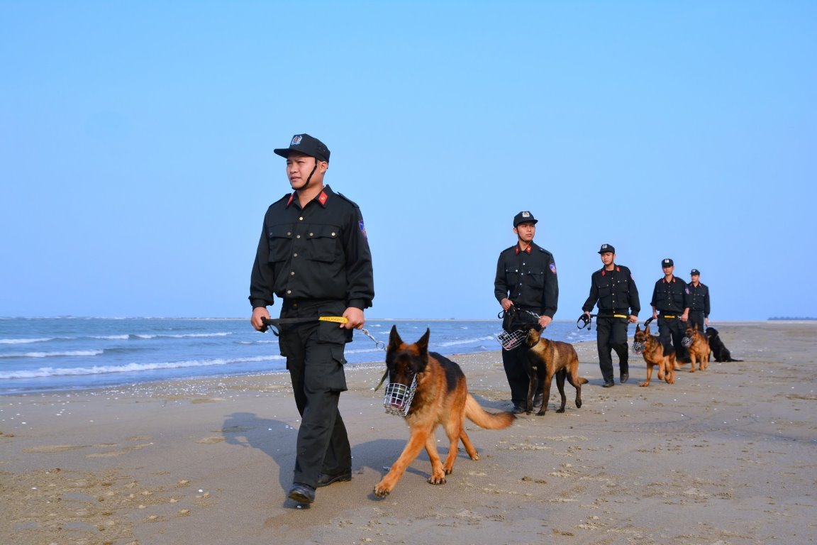 Cán bộ chiến sỹ Phòng CSCĐ sử dụng chó nghiệp vụ tham gia tuần tra bảo đảm ANTT trên địa bàn