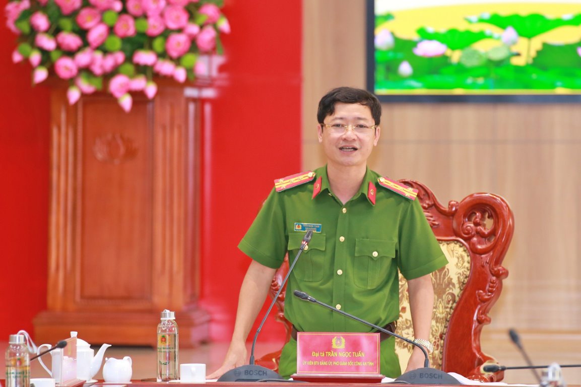Đồng chí Đại tá Trần Ngọc Tuấn - Phó Giám đốc Công an tỉnh phát biểu tại hội nghị