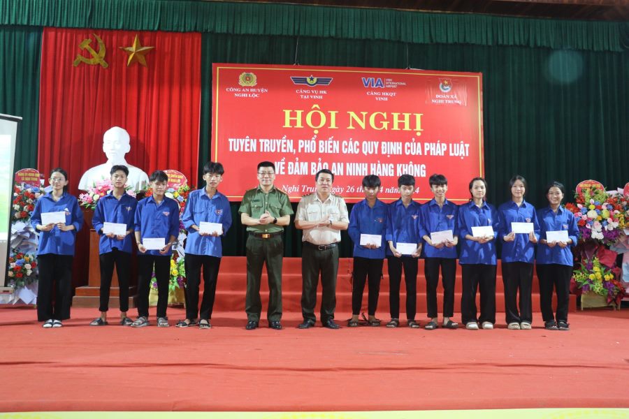 Công an huyện Nghi Lộc và Cảng Hàng không quốc tế Vinh trao quà tặng 10 em học sinh có hoàn cảnh khó khăn, vươn lên học tập tốt